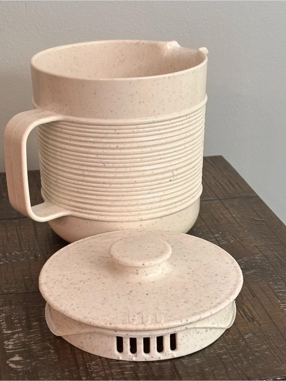 VINTAGE Pitcher Speckled Ribbed Handled 1.5 Quart Rubbermaid Plastic #2677 great